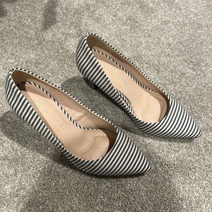 Black and white stripped heel